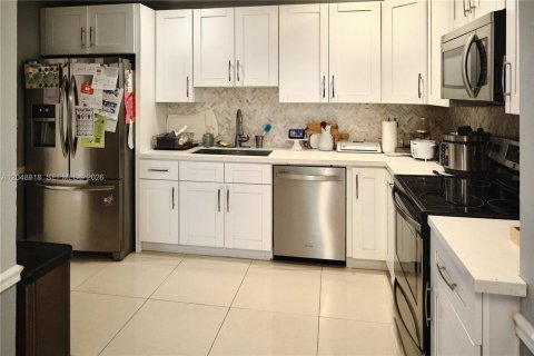 House in Oakland Park, Florida 3 bedrooms, 145.11 sq.m. № 2188568 - photo 7