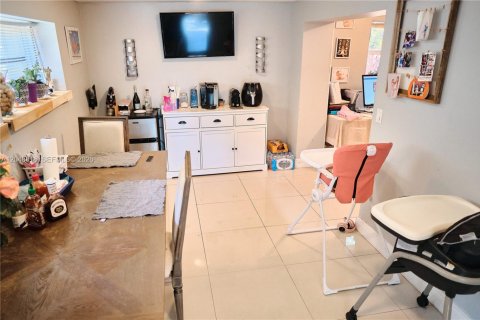 House in Oakland Park, Florida 3 bedrooms, 145.11 sq.m. № 2188568 - photo 9