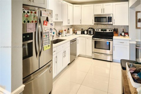 House in Oakland Park, Florida 3 bedrooms, 145.11 sq.m. № 2188568 - photo 8