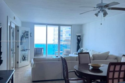 Condo in Miami Beach, Florida, 1 bedroom  № 1996009 - photo 8
