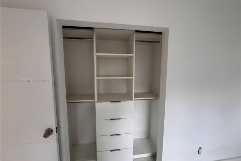 House in Homestead, Florida 3 bedrooms, 139.26 sq.m. № 2013348 - photo 14