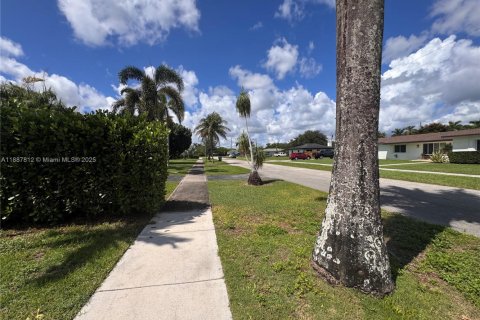 House in Homestead, Florida 3 bedrooms, 139.26 sq.m. № 2013348 - photo 9