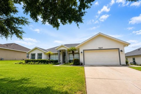 House in Clermont, Florida 3 bedrooms, 194.17 sq.m. № 2280201