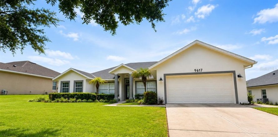 House in Clermont, Florida 3 bedrooms, 194.17 sq.m. № 2280201