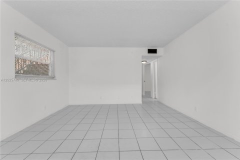 Condo in Pompano Beach, Florida, 2 bedrooms  № 2086335 - photo 11