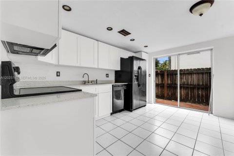 Condo in Pompano Beach, Florida, 2 bedrooms  № 2086335 - photo 6