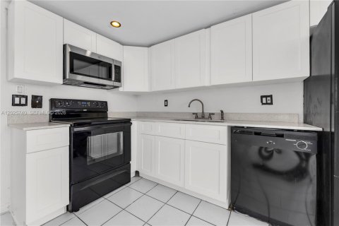 Condo in Pompano Beach, Florida, 2 bedrooms  № 2086335 - photo 13