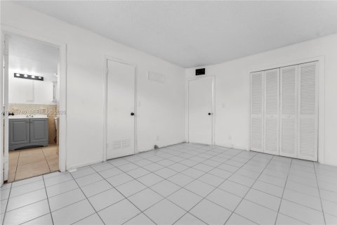 Condo in Pompano Beach, Florida, 2 bedrooms  № 2086335 - photo 27