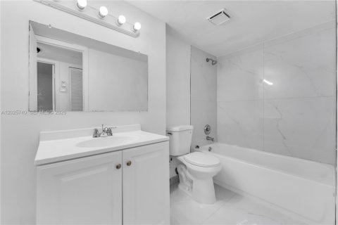 Condo in Pompano Beach, Florida, 2 bedrooms  № 2086335 - photo 15