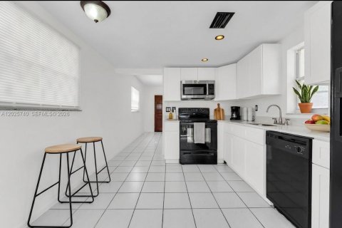 Condo in Pompano Beach, Florida, 2 bedrooms  № 2086335 - photo 3