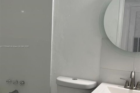Снять в аренду виллу или дом в Дирфилд-Бич, Флорида 1 спальня, 46.45м2, № 1937704 - фото 3