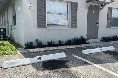 House in Deerfield Beach, Florida 1 bedroom, 46.45 sq.m. № 1937704 - photo 2