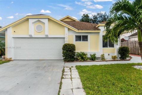 Casa en venta en North Lauderdale, Florida, 3 dormitorios, 136.57 m2 № 1956803 - foto 1