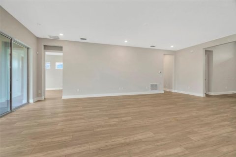 House in San Antonio, Florida 5 bedrooms, 323.02 sq.m. № 1832663 - photo 15