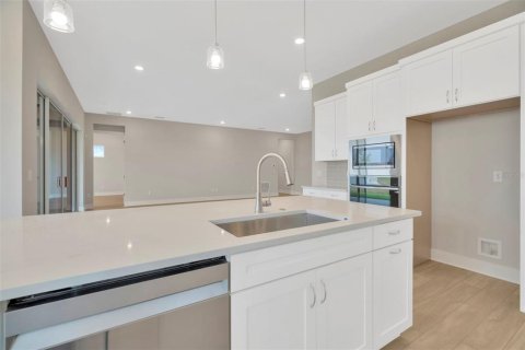House in San Antonio, Florida 5 bedrooms, 323.02 sq.m. № 1832663 - photo 8