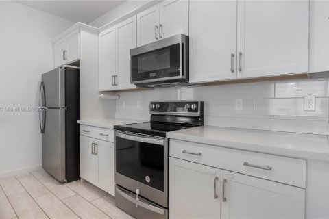House in Greenacres, Florida 4 bedrooms, 159.14 sq.m. № 1823446 - photo 17