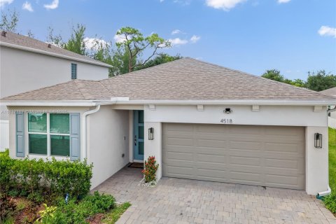 House in Greenacres, Florida 4 bedrooms, 159.14 sq.m. № 1823446 - photo 1