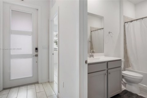 House in Greenacres, Florida 4 bedrooms, 159.14 sq.m. № 1823446 - photo 8