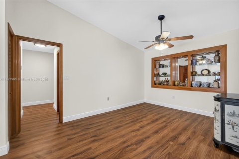 House in Miami, Florida 5 bedrooms, 267.56 sq.m. № 1799687 - photo 11
