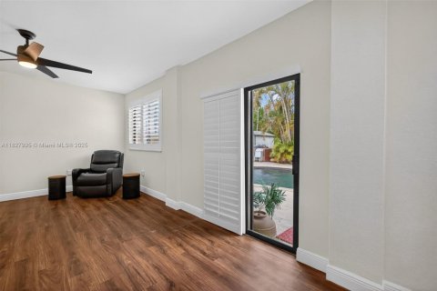 House in Miami, Florida 5 bedrooms, 267.56 sq.m. № 1799687 - photo 25