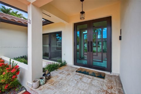 House in Miami, Florida 5 bedrooms, 267.56 sq.m. № 1799687 - photo 6