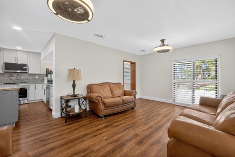 House in Miami, Florida 5 bedrooms, 267.56 sq.m. № 1799687 - photo 20