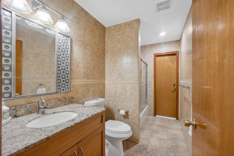 House in Miami, Florida 5 bedrooms, 267.56 sq.m. № 1799687 - photo 27