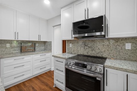 House in Miami, Florida 5 bedrooms, 267.56 sq.m. № 1799687 - photo 18