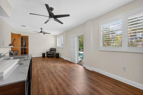 House in Miami, Florida 5 bedrooms, 267.56 sq.m. № 1799687 - photo 24