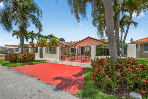 House in Miami, Florida 5 bedrooms, 267.56 sq.m. № 1799687 - photo 4