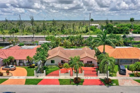House in Miami, Florida 5 bedrooms, 267.56 sq.m. № 1799687 - photo 2