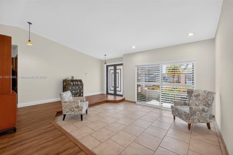 House in Miami, Florida 5 bedrooms, 267.56 sq.m. № 1799687 - photo 10