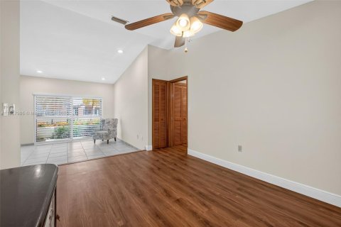 House in Miami, Florida 5 bedrooms, 267.56 sq.m. № 1799687 - photo 13