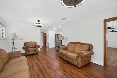 House in Miami, Florida 5 bedrooms, 267.56 sq.m. № 1799687 - photo 22