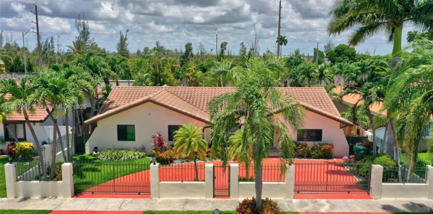 House in Miami, Florida 5 bedrooms, 267.56 sq.m. № 1799687