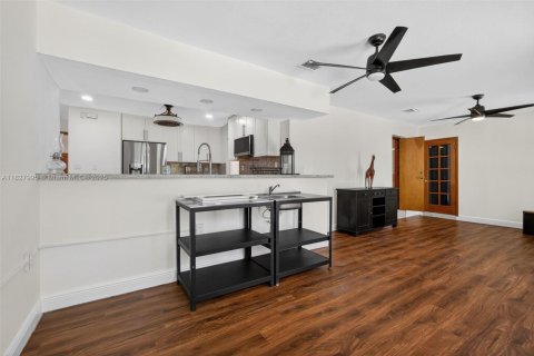 House in Miami, Florida 5 bedrooms, 267.56 sq.m. № 1799687 - photo 19