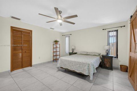 House in Miami, Florida 5 bedrooms, 267.56 sq.m. № 1799687 - photo 30