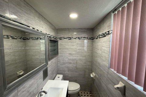 House in Lauderdale Lakes, Florida 4 bedrooms, 198.63 sq.m. № 1882557 - photo 30