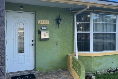 House in Lauderdale Lakes, Florida 4 bedrooms, 198.63 sq.m. № 1882557 - photo 2