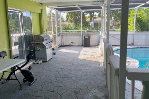 House in Lauderdale Lakes, Florida 4 bedrooms, 198.63 sq.m. № 1882557 - photo 23