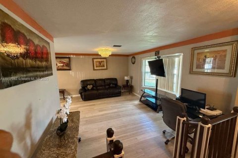 House in Lauderdale Lakes, Florida 4 bedrooms, 198.63 sq.m. № 1882557 - photo 14