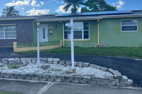 House in Lauderdale Lakes, Florida 4 bedrooms, 198.63 sq.m. № 1882557 - photo 1