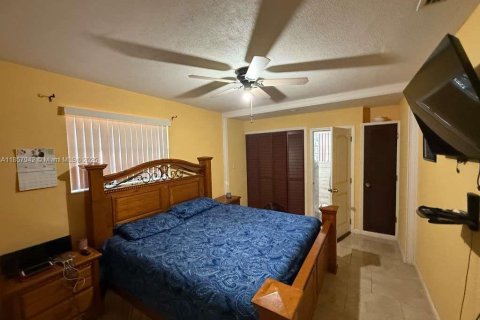House in Lauderdale Lakes, Florida 4 bedrooms, 198.63 sq.m. № 1882557 - photo 18