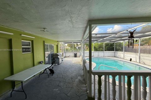 House in Lauderdale Lakes, Florida 4 bedrooms, 198.63 sq.m. № 1882557 - photo 24