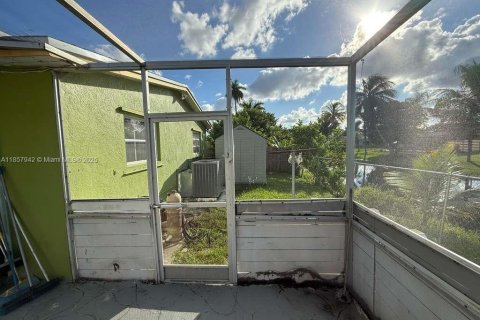 House in Lauderdale Lakes, Florida 4 bedrooms, 198.63 sq.m. № 1882557 - photo 25