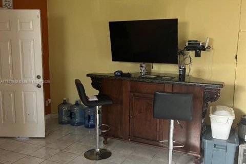 House in Lauderdale Lakes, Florida 4 bedrooms, 198.63 sq.m. № 1882557 - photo 11