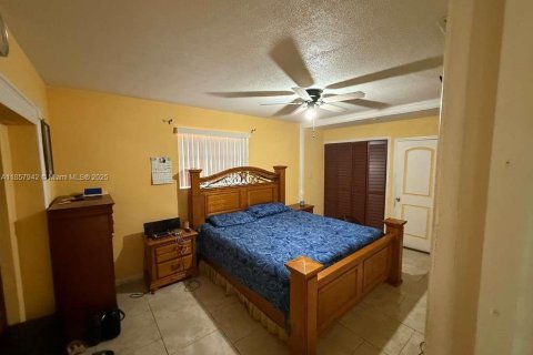 House in Lauderdale Lakes, Florida 4 bedrooms, 198.63 sq.m. № 1882557 - photo 19