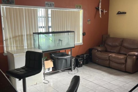 House in Lauderdale Lakes, Florida 4 bedrooms, 198.63 sq.m. № 1882557 - photo 13