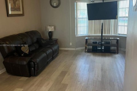 House in Lauderdale Lakes, Florida 4 bedrooms, 198.63 sq.m. № 1882557 - photo 15
