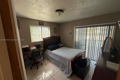 House in Lauderdale Lakes, Florida 4 bedrooms, 198.63 sq.m. № 1882557 - photo 20